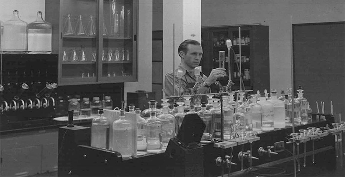 化学家Paul Bodenhofer在化学实验室<a href='http://v14bm.605062.com'>188bet棋牌平台</a>. 1942年2月9日.
